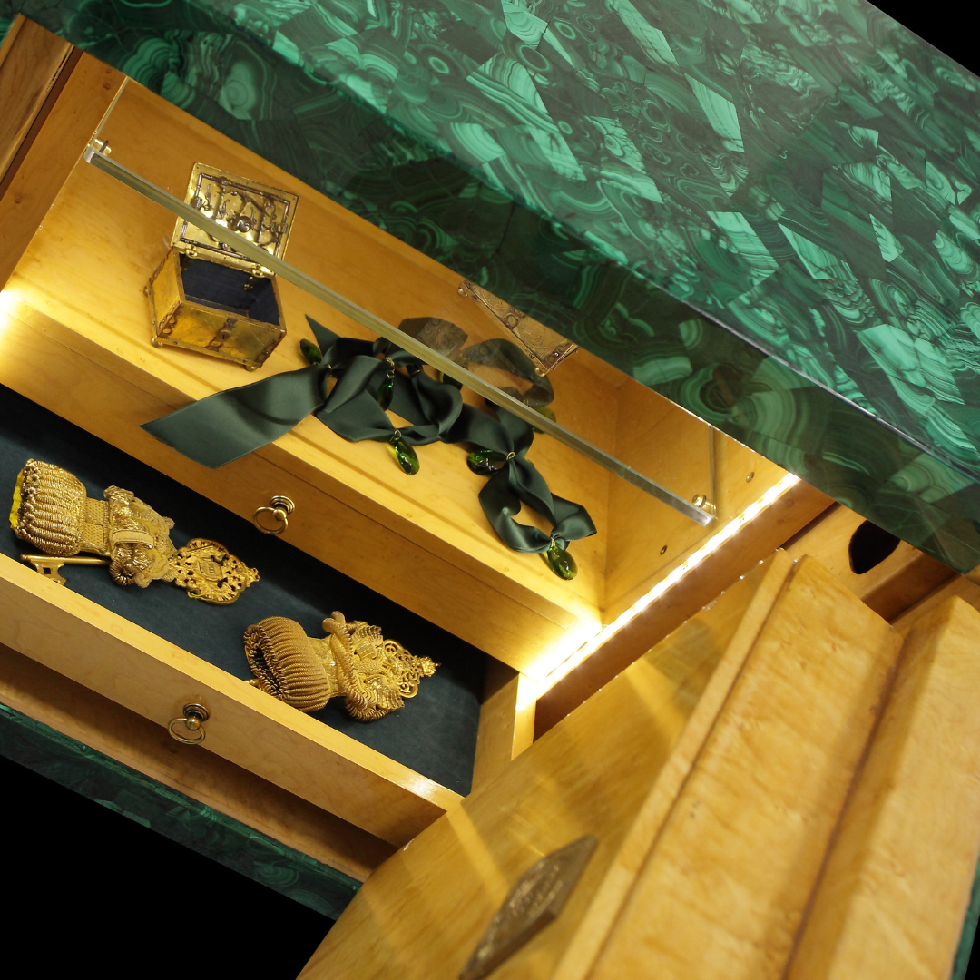 Luxury safe in malachite and brass